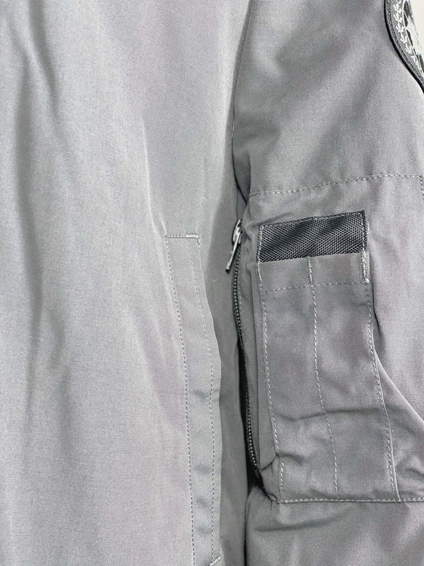 P780 Canada goose/Canada Goose Chilliwack 01 bomber jacket down jacket, authentic original clothing mold, all accessories are customized from the original factory. 💯The softness of the fabric is compared with the original product, and it can be restored by kneading at will (fabric misunderstanding: it is not a high-hardness fabric that is waterproof. Only those who buy the latest authentic version this year will notice the softness and comfort of the fabric) 💯The down is synchronized with the authentic white duck down, fluffy and not clumps, electronically controlled down filling machine. 💯Customized authentic YKK zipper pullers, high hardness and no jamming 💯The fur collar is custom-made from coyote skins in western Canada, the original version has the same origin 💯All workmanship and wiring are controlled by workers with more than ten years of service. They must be horizontal and vertical, and are not crooked. The inner wiring density is more sophisticated. Feel free to compare 💯Goose logo on sleeves, collar label, washed label, hangtag, zipper cord, pocket label, cuff thread, hem thread All details are updated simultaneously with the original product. The best version with the most complete colors. Sizes: XS-XXL (size chart attached below)